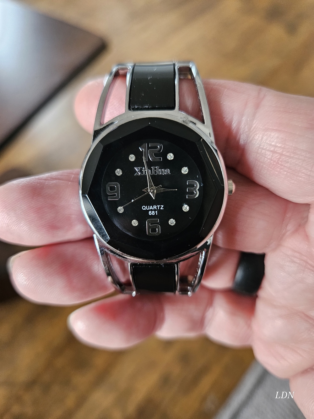 🆕️Black Quartz Watch - Women's Fashion Wristwatch